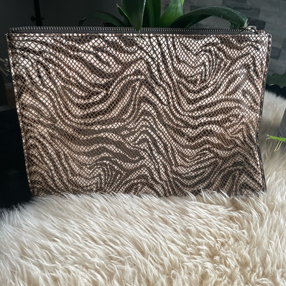 Banana Republic Sofia Clutch Cow leather in Brown, Animal print.